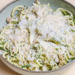 Դդմիկի լապշա թունայով և սոճու ընկույզով