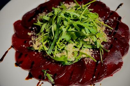 Салат из печеной свеклы с грецким орехом и рукколой под пикантным соусом