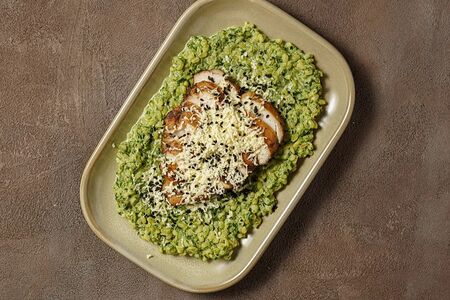 Куриная грудка в сливочно-шпинатном соусе