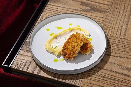 Пожарские котлеты с картофельным пюре и грибным соусом