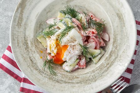 Салат весенний с яйцом пашот