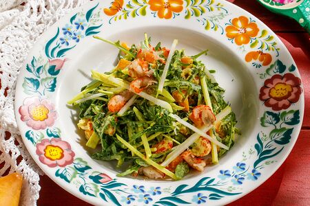 Руккола с раковыми шейками и зеленым яблоком