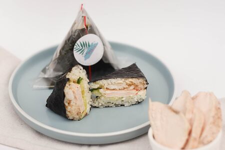 Онигири с курицей 
