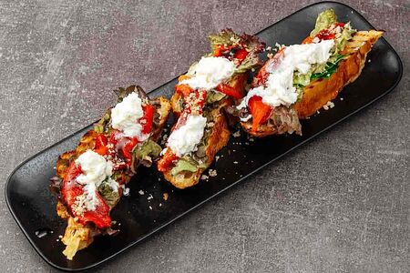 Брускетта с печёным перцем и сыром страчателла