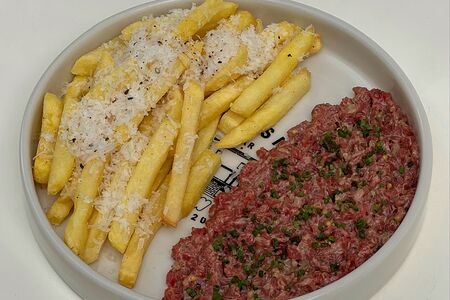 Тартар с картофелем фри (посыпаем пармезаном и зеленым луком)