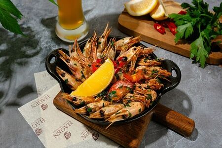 Креветки жареные с томатами