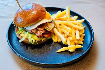 Бургер с яйцом, беконом и картофелем фри