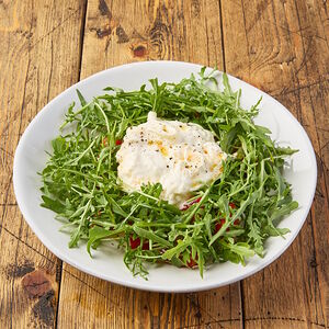 Салат со Страчателлой, руколой и помидорами