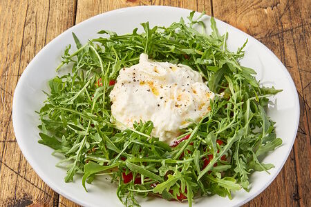 Салат со Страчателлой, руколой и помидорами