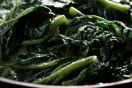 Шпинат со сливками и пармзаном 