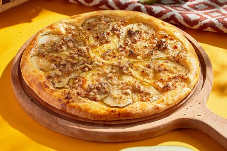 Хачапури с сыром сулугуни, горгонзолой и грушей