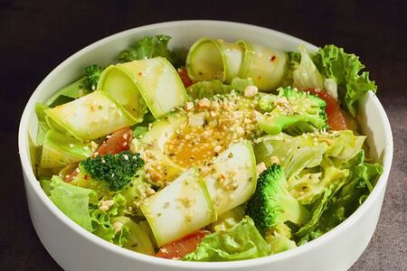 Большой зелёный салат с авокадо и тропическим соусом