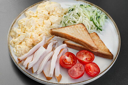 Скрамбл с копченой курицей