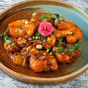 Жареные креветки под сливово-медовым соусом