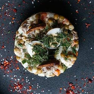 Салат Оливье с форелью