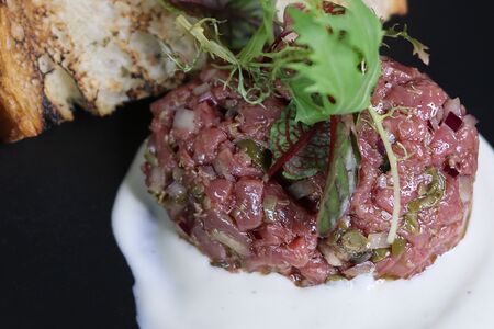 Тартар говядина с соусом пармезан