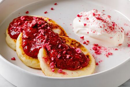 Безглютеновые сырники с лесной земляникой и сметаной