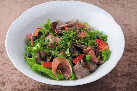 Мясной салат с пармской ветчиной, ростбифом и ягодами