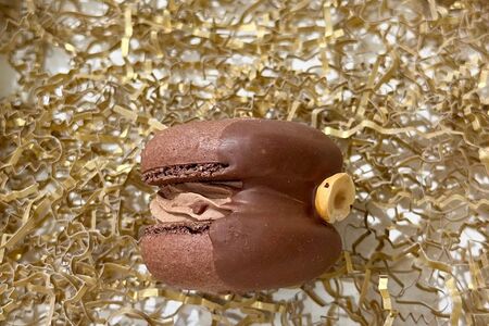 Макаронс молочный шоколад с фундуком