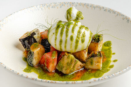 Салат с бурратой и хрустящими баклажанами