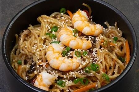 Яичная лапша с креветками