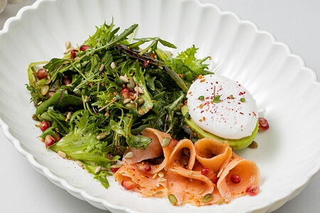 Салат с копченой форелью, яйцом пашот и гранатовым дрессингом