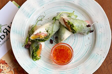 Спринг-ролл с красной рыбой