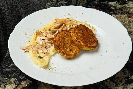 Щучьи котлетки с лисичками и картофельным кремом
