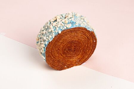 Круглый круассан с крем-чизом и черной смородиной