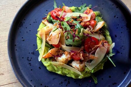 Воздушный гуакамоле с креветками и сочной руколой