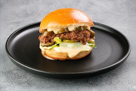 Бургер с рваной говядиной и идеальным BBQ