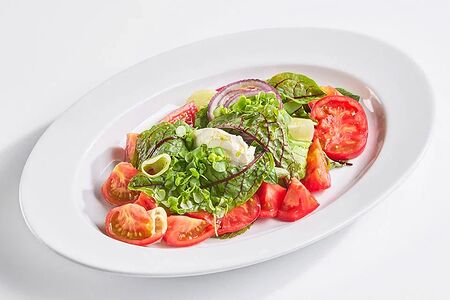 Овощной микс салат с томатами и сливочным сыром