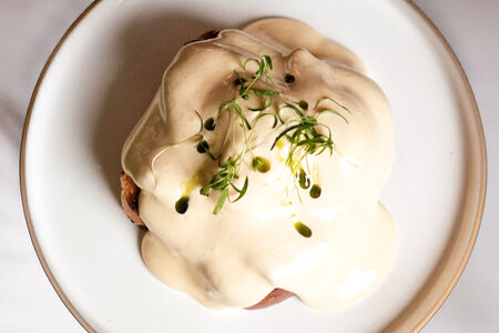 Бенедикт с пастрами из индейки