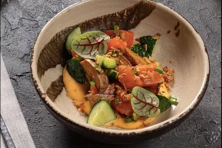 Лосось малой соли с печеным картофелем и хрустящими овощами