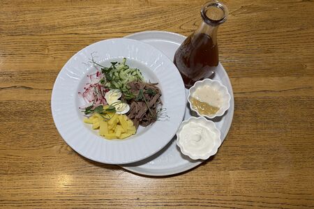 Окрошка с отварной говядиной, домашним квасом, сметаной, хреном и горчицей