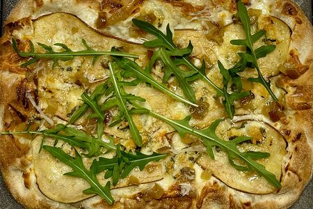 Римская пицца с грушей и сыром дорблю 