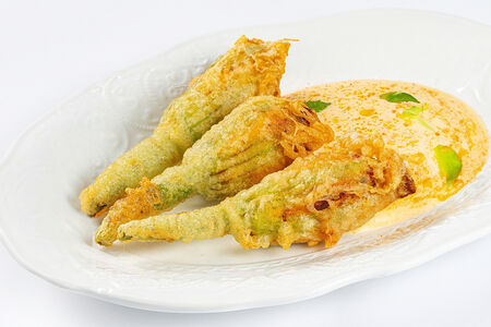 Цветы цукини с креветкой и страчателлой