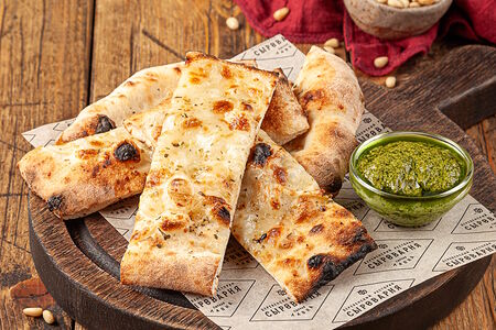 Фокачча с Моцареллой и соусом песто