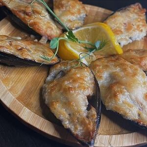 Мидии, запеченные под соусом из пармезана