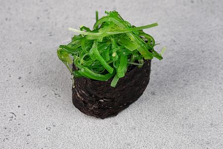 Гунканы с салатом из маринованных водорослей 