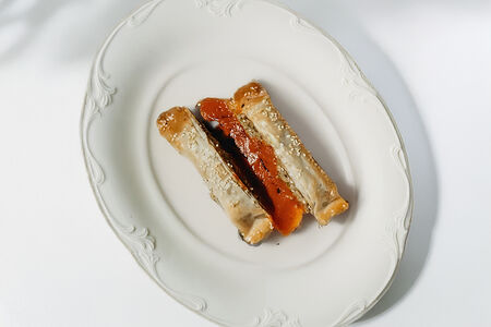 Пирог с капустой и соусом из овощей