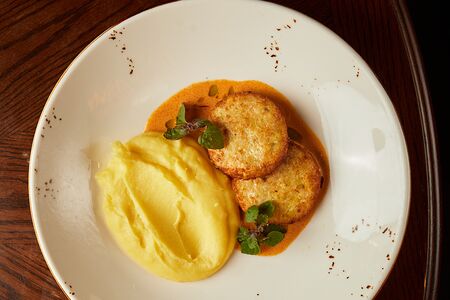 Куриные котлетки с картофельным кремом в соусе том ям