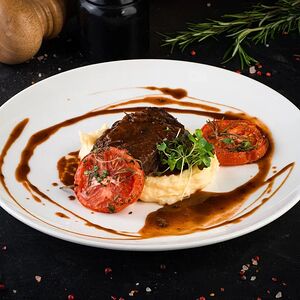 Говяжьи щечки с картофельным пюре