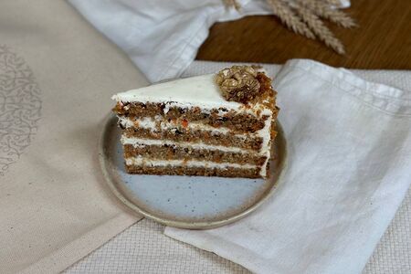 Морковный торт с карамелью и грецким орехом