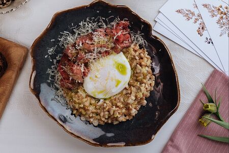 Полба томлёная с ростбифом, яйцом пашот и сыром