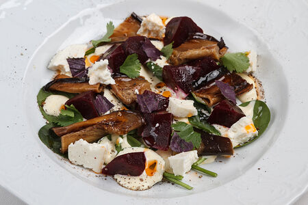 Печёная свёкла с баклажанами, шпинатом и сыром под кукурузным соусом