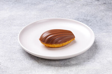 Мадлен в молочном шоколаде