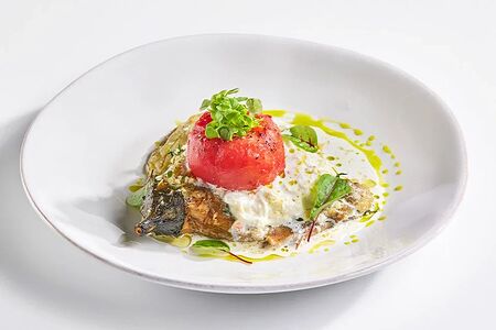 Теплый баклажан с томатами и страчателлой