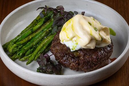 Бифштекс со спаржей, яйцом пашот и голландским соусом