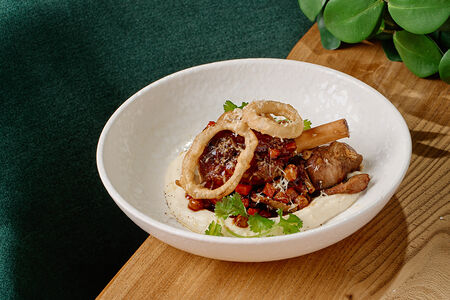 Голень ягненка с пюре из цветной капусты